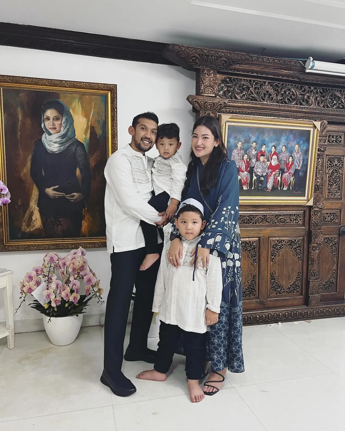 Keakraban Lebaran Annisa Trihapsari Bersama Tiga Anak dan Sang Cucu Kecil