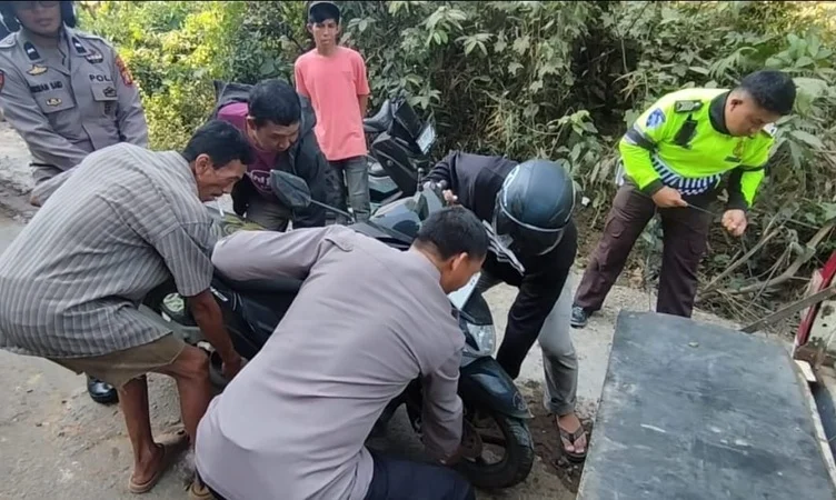 Kecelakaan Fatal di Jalan Poros Maros: Dua Pengendara Motor Terjepit di Bawah Ban Truk