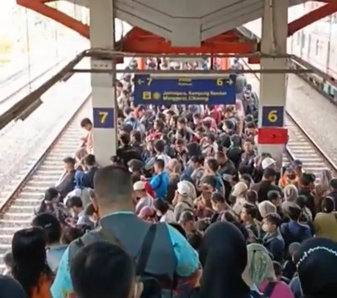 Kecelakaan KRL di Bekasi Timur Guncang Layanan CommuterLine, Penumpang Terpaksa Menumpuk di Jatinegara