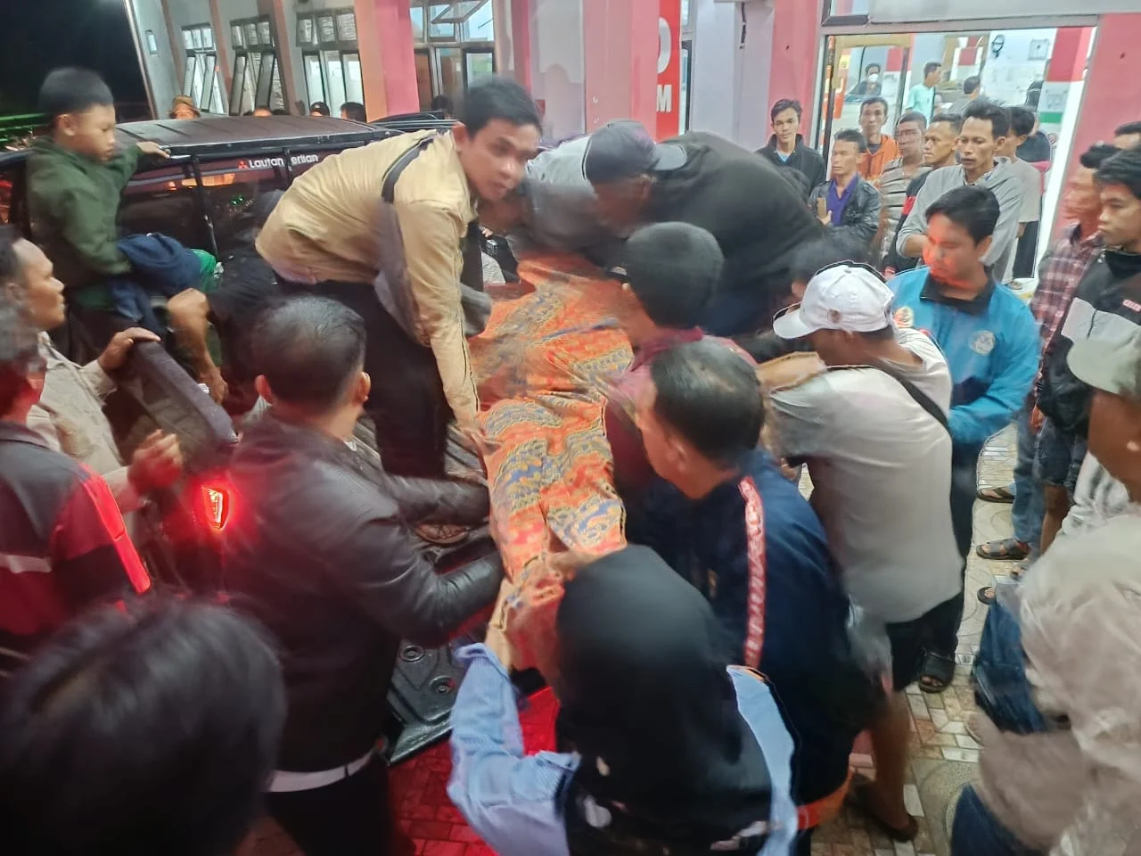 Kecelakaan Listrik di Proyek Atap Koperasi Merah Putih Mojokerto: 1 Tewas, 1 Luka Parah