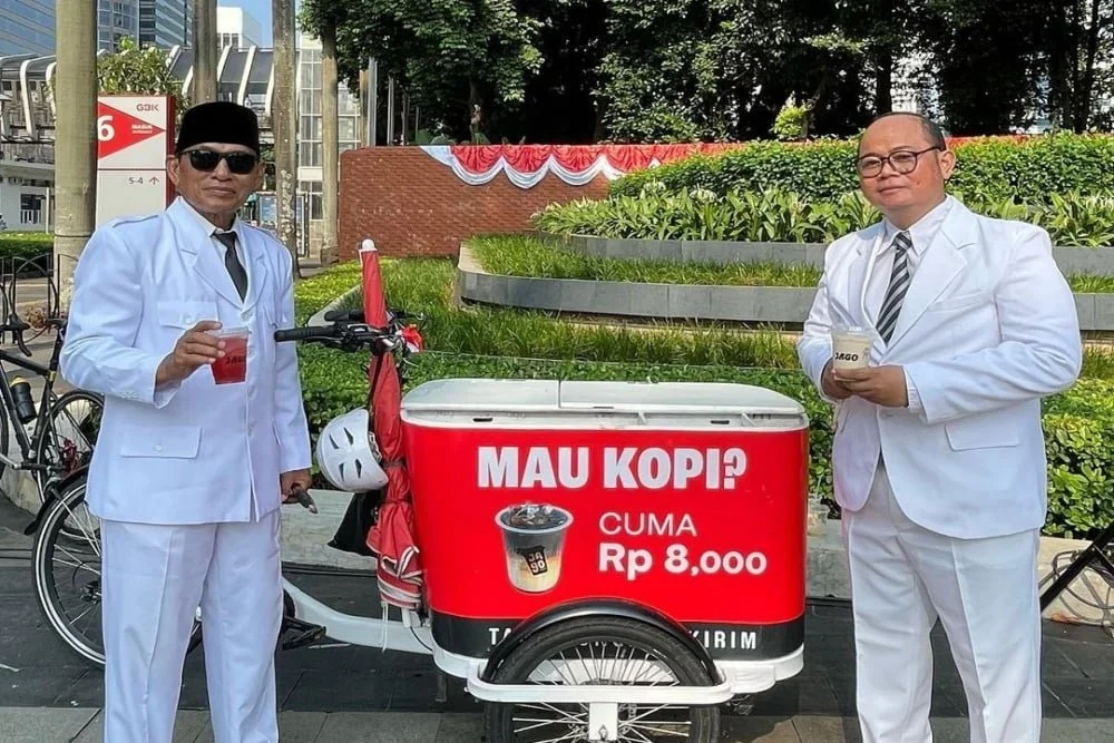 Kenaikan Harga Plastik 50% Guncang Pedagang Kopi Keliling di Puri Kembangan, Jakarta Barat