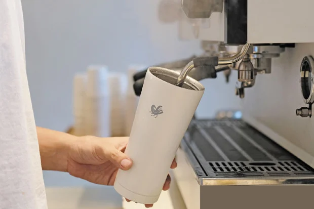 Kenaikan Harga Plastik Memaksa Kedai Kopi Minta Pelanggan Bawa Tumbler Sendiri