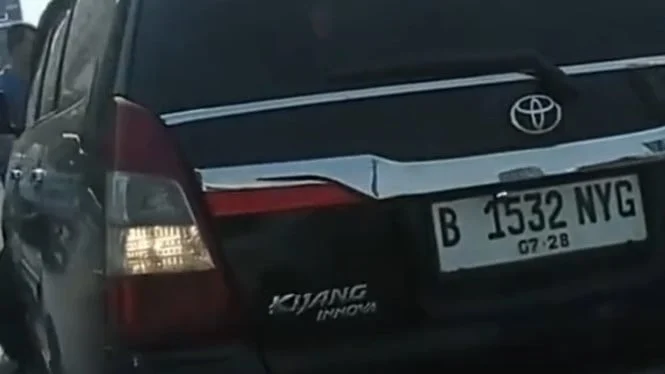 Kijang Innova dan Nissan Livina Bentrok di Tol Kemayoran, Video Viral Mengguncang Media Sosial