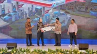 Komisaris PGN Tony Setia Boedi Hoesodo Peragakan Konversi Dual Fuel BBG pada Kendaraan Pribadi