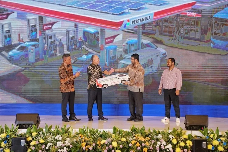Komisaris PGN Tony Setia Boedi Hoesodo Peragakan Konversi Dual Fuel BBG pada Kendaraan Pribadi