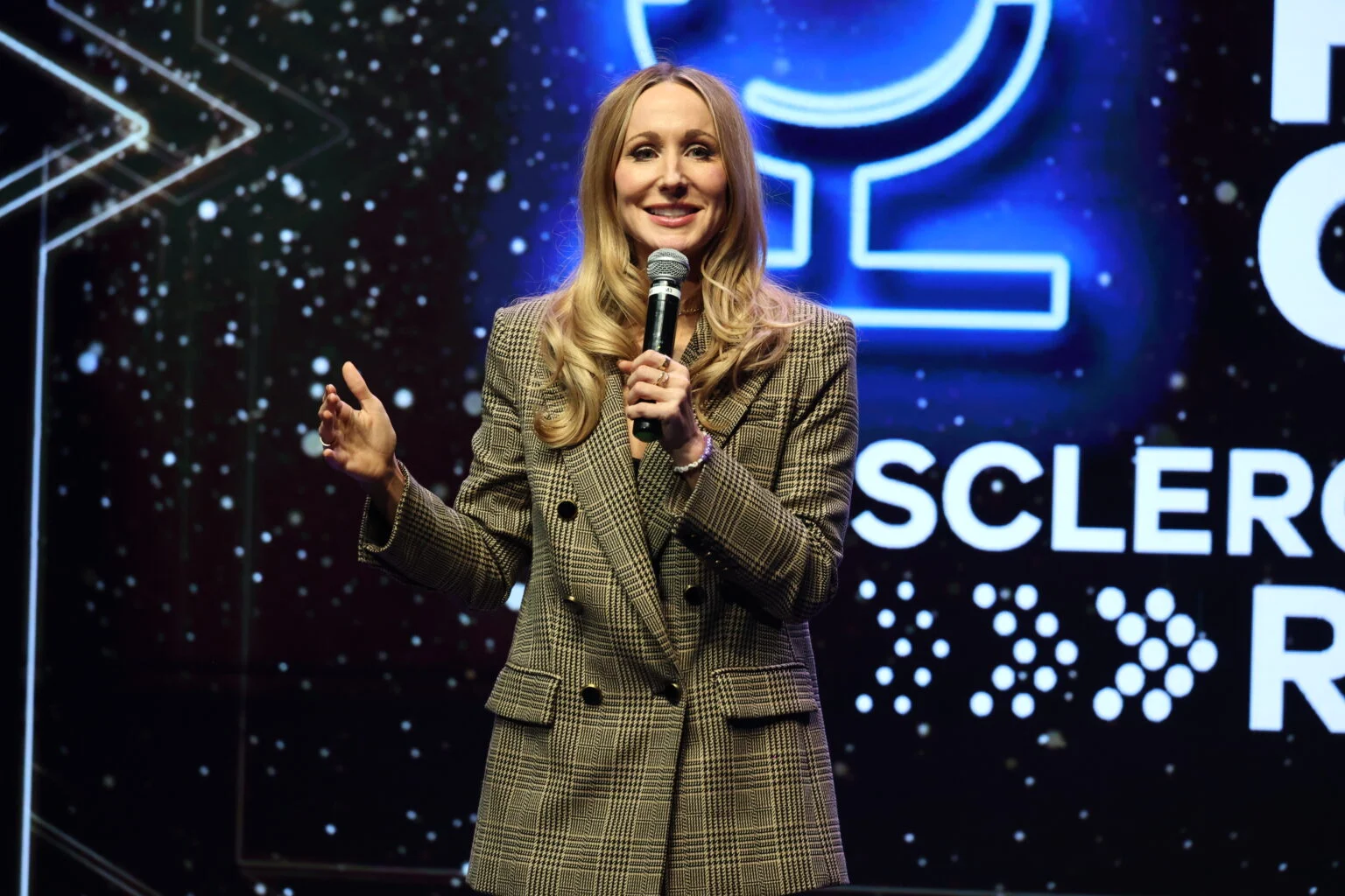 Kontroversi Nikki Glaser: Komedian Amerika Ungkap Suka Menyaksikan Pasangannya Selangkah Lebih Jauh