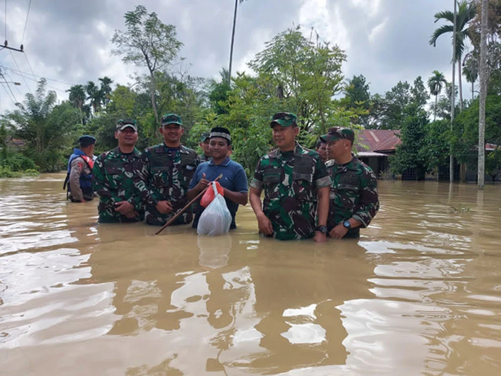 Korem 011/Lilawangsa Gerakkan Pasukan TNI Tangani Banjir Berulang di Pidie Jaya