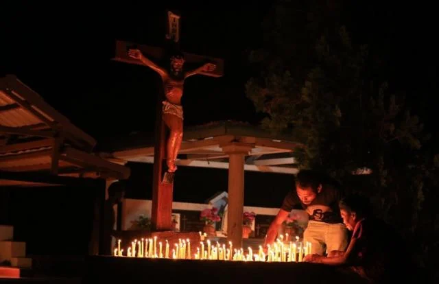 Malam Lilin: Puncak Penuh Makna Semana Santa di Larantuka yang Memikat Wisatawan