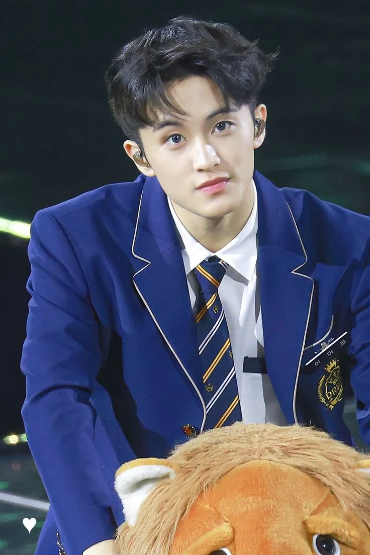 Mark Lee Resmi Keluar dari NCT, Doyoung Serukan Penggemar Hindari Rumor