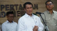 Menteri Pertanian Amran Sulaiman Tegaskan Kebijakan Kendali Harga Plastik untuk Lindungi Pedagang Pasar Menteri Pertanian Amran Sulaiman Tegaskan Kebijakan Kendali Harga Plastik untuk Lindungi Pedagang Pasar