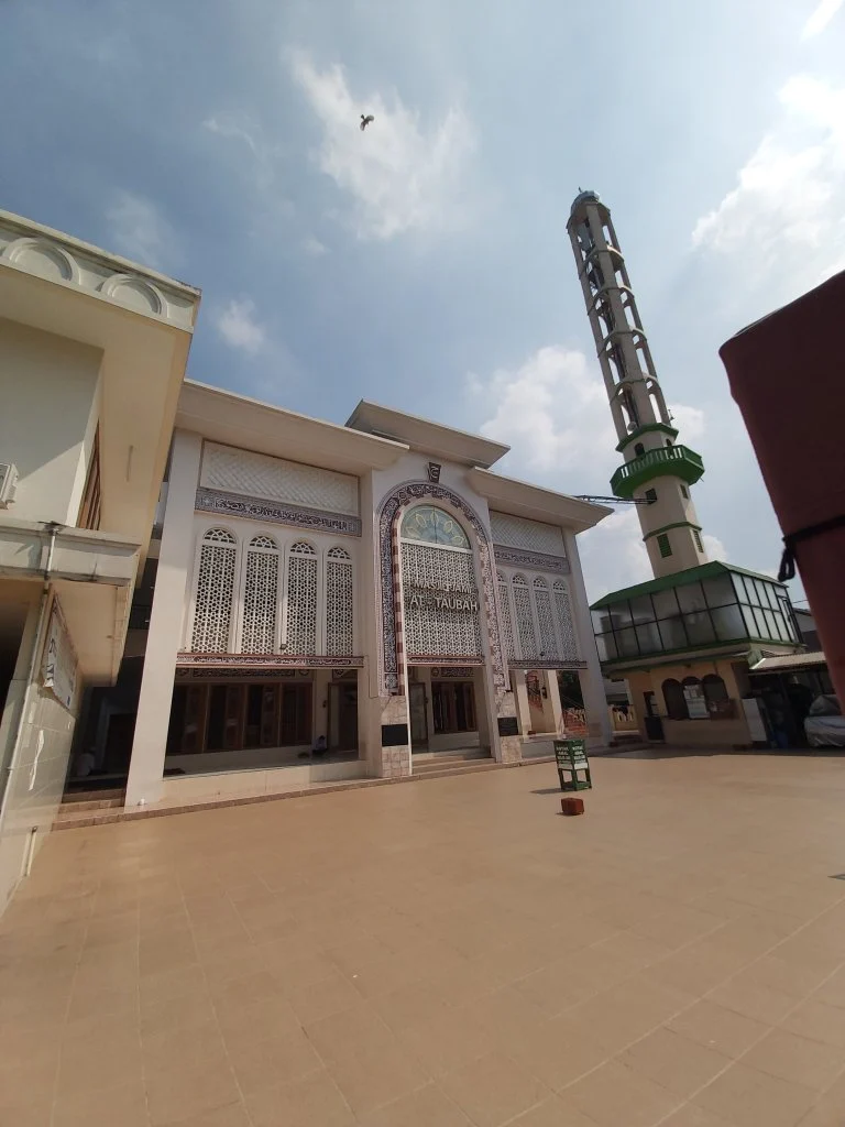 Menyusuri Jejak Religi di Pancoran: Masjid Jami At-Taubah dan Makam Habib Kuncung