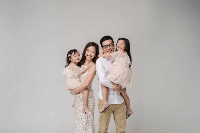 Momen Unik Lebaran: Anak Poppy Sovia Gendong Tokek dalam Foto Keluarga