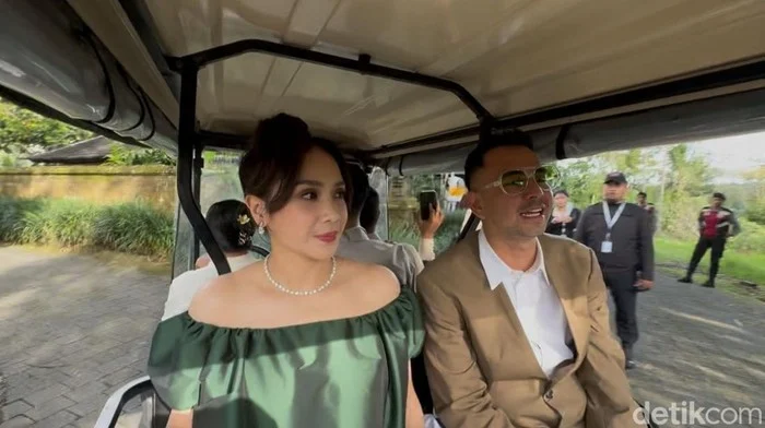 Nagita Slavina Memukau di Pernikahan Diah Candradewi dengan Dress Kuning Elegan