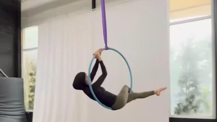 Olla Ramlan Tampil Memukau di Aerial Hoop dengan Busana Backless Hitam: Gaya dan Kebugaran dalam Satu Gerakan