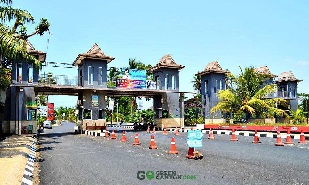 Pantai Pangandaran Dihujani 56.000 Wisatawan Saat Libur Paskah, Antrean Kendaraan Sampai Gerbang Masuk
