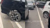 Parkir Liar di Pasar Rebo Viral di Threads, Pemprov DKI Balas dengan Foto AI: Kontroversi dan Tanggapan Publik Parkir Liar di Pasar Rebo Viral di Threads, Pemprov DKI Balas dengan Foto AI: Kontroversi dan Tanggapan Publik