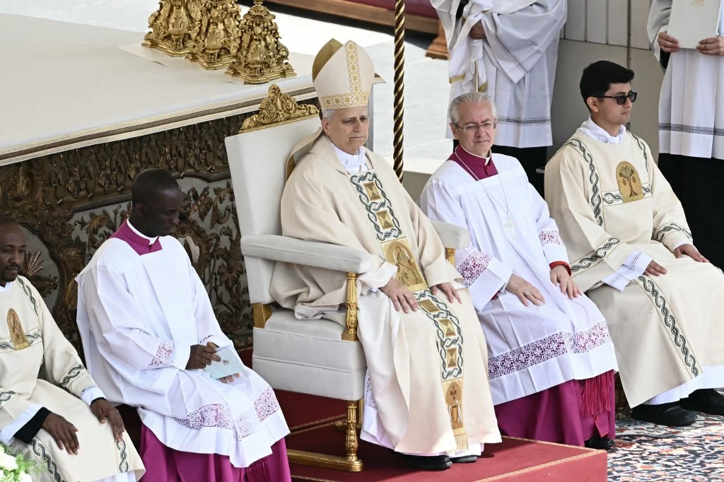 Paus Leo XIV Memimpin Misa Paskah Pertama, Serukan Perdamaian Dunia