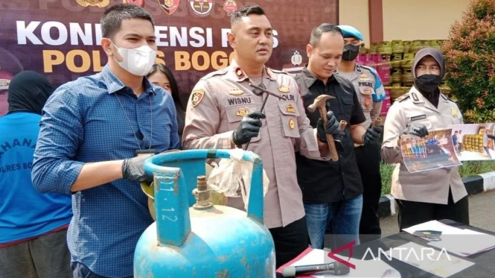 Penggerebekan Besar di Bogor: Pasutri Oplos Gas Elpiji Subsidi Raih Omzet Rp13,2 Miliar