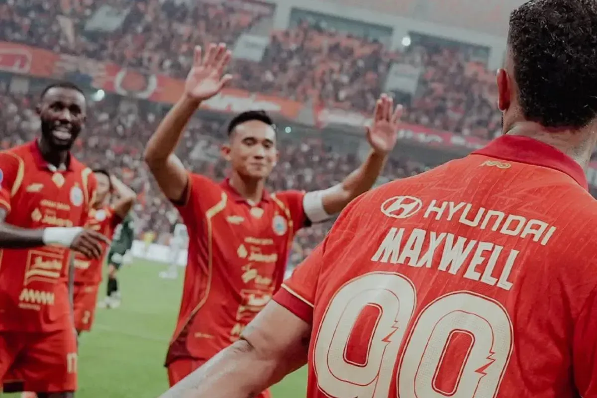 Persib Puncaki Super League Usai Kemenangan Dramatis, Persija Terpuruk di Posisi Kedua