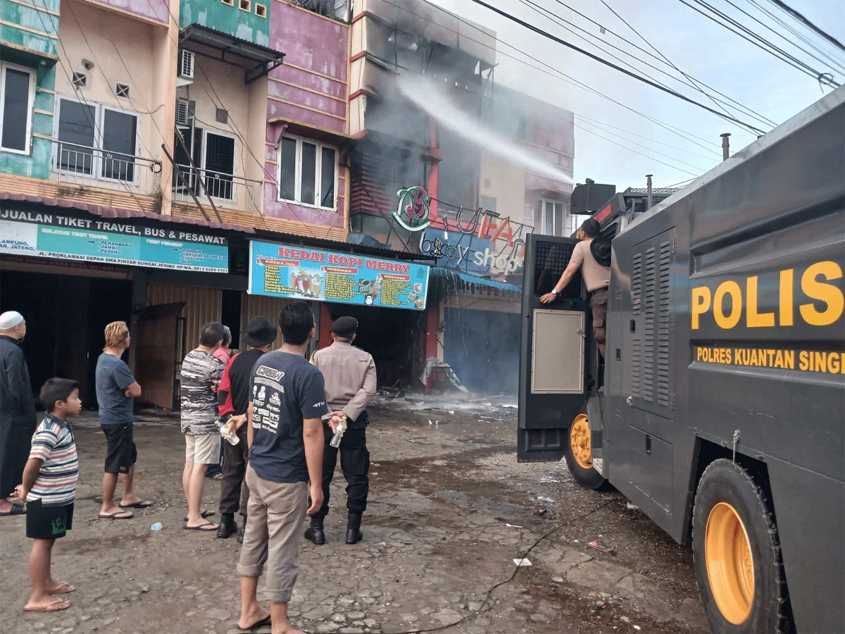 Polres Jayawijaya Cepat Padamkan Kebakaran Ruko di Wamida, Kerugian Diperkirakan Rp7 Miliar