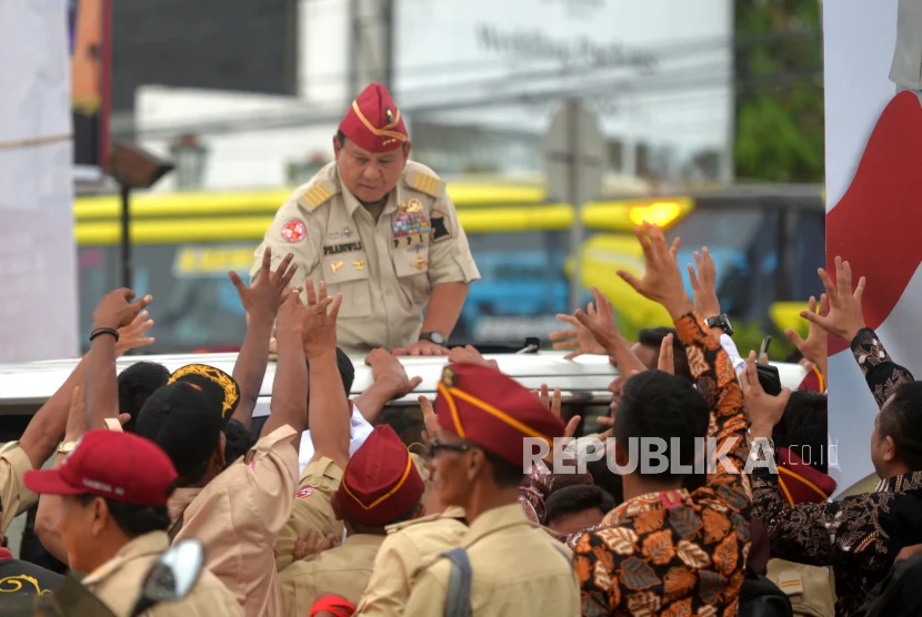 Prabowo Subianto Menyapa Keluarga Tiga Pahlawan TNI Gugur di Lebanon, Momen Haru yang Menggetarkan Nasional