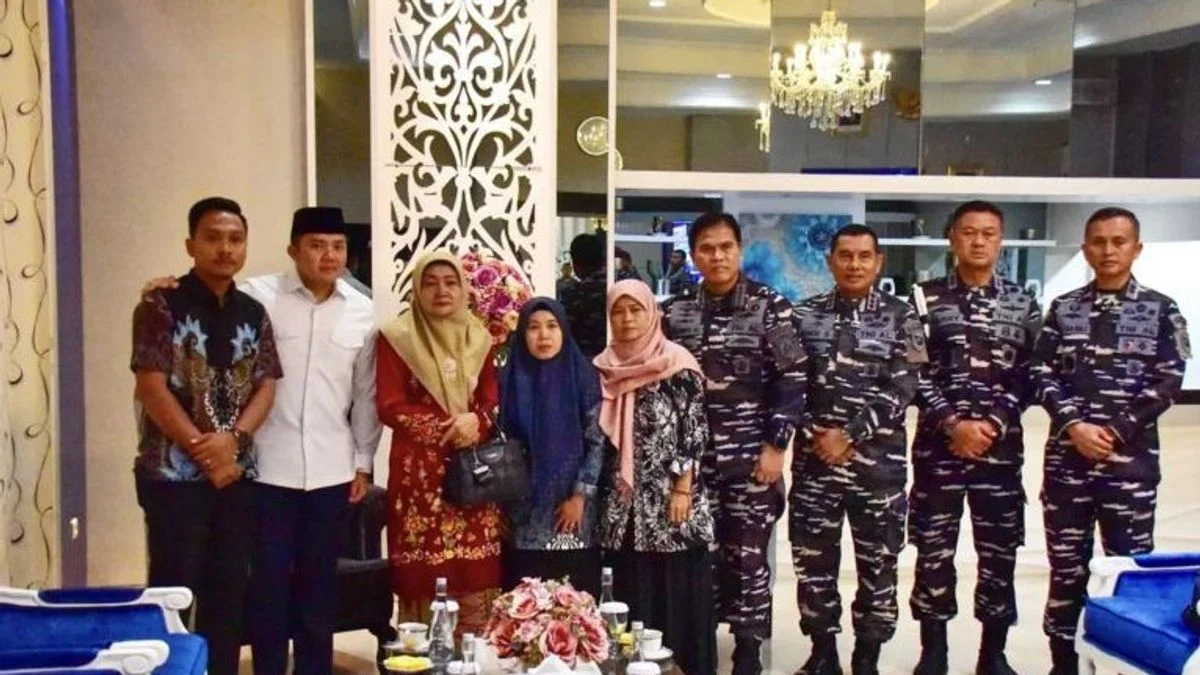 Presiden Prabowo Subianto Peluk Keluarga Tiga Prajurit TNI Gugur di Lebanon, Tangis Pecah di Istana Negara