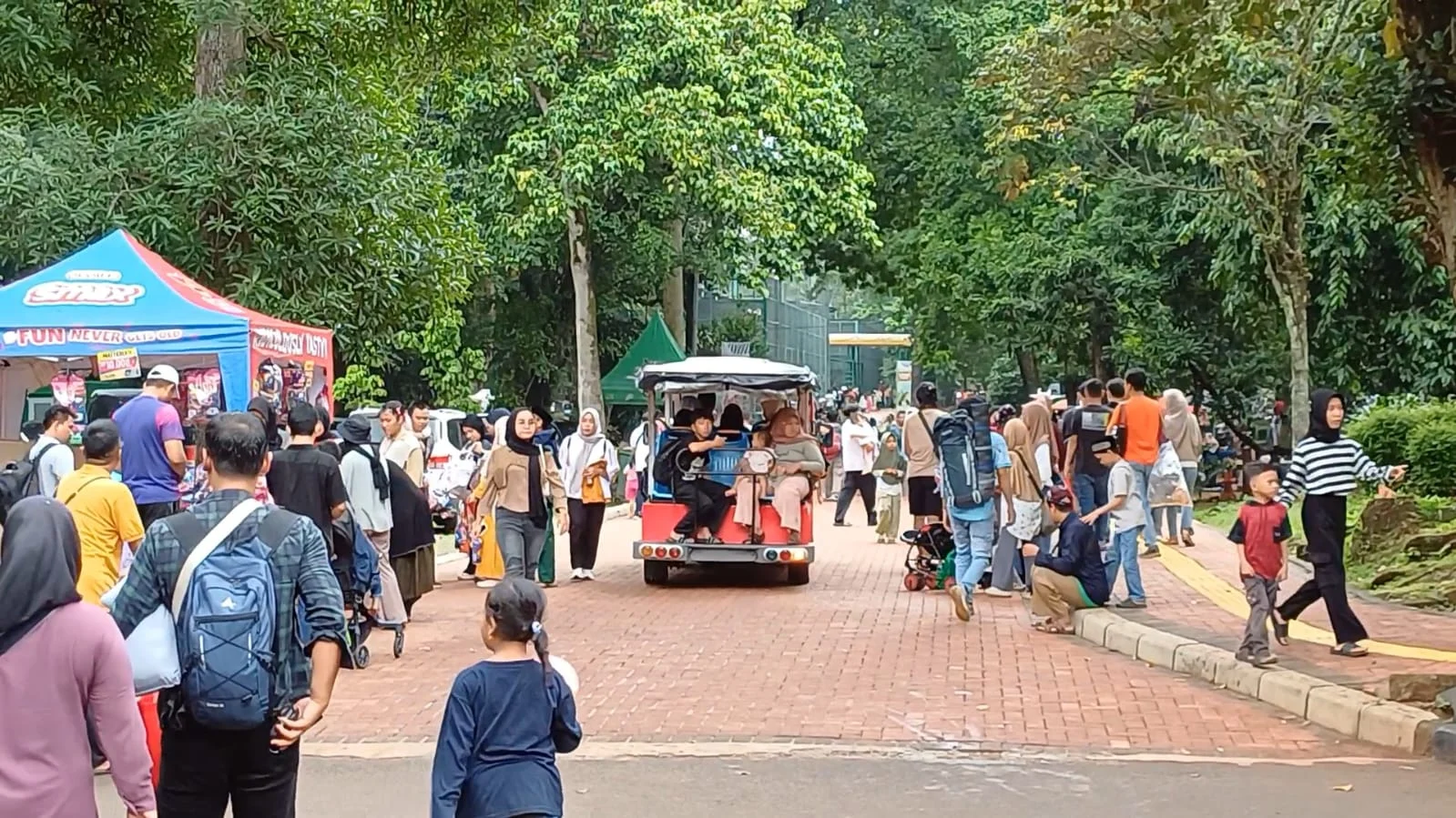Ragunan Ramai Pengunjung di Hari Libur Panjang Paskah, Lalu Lintas Mengalami Kepadatan