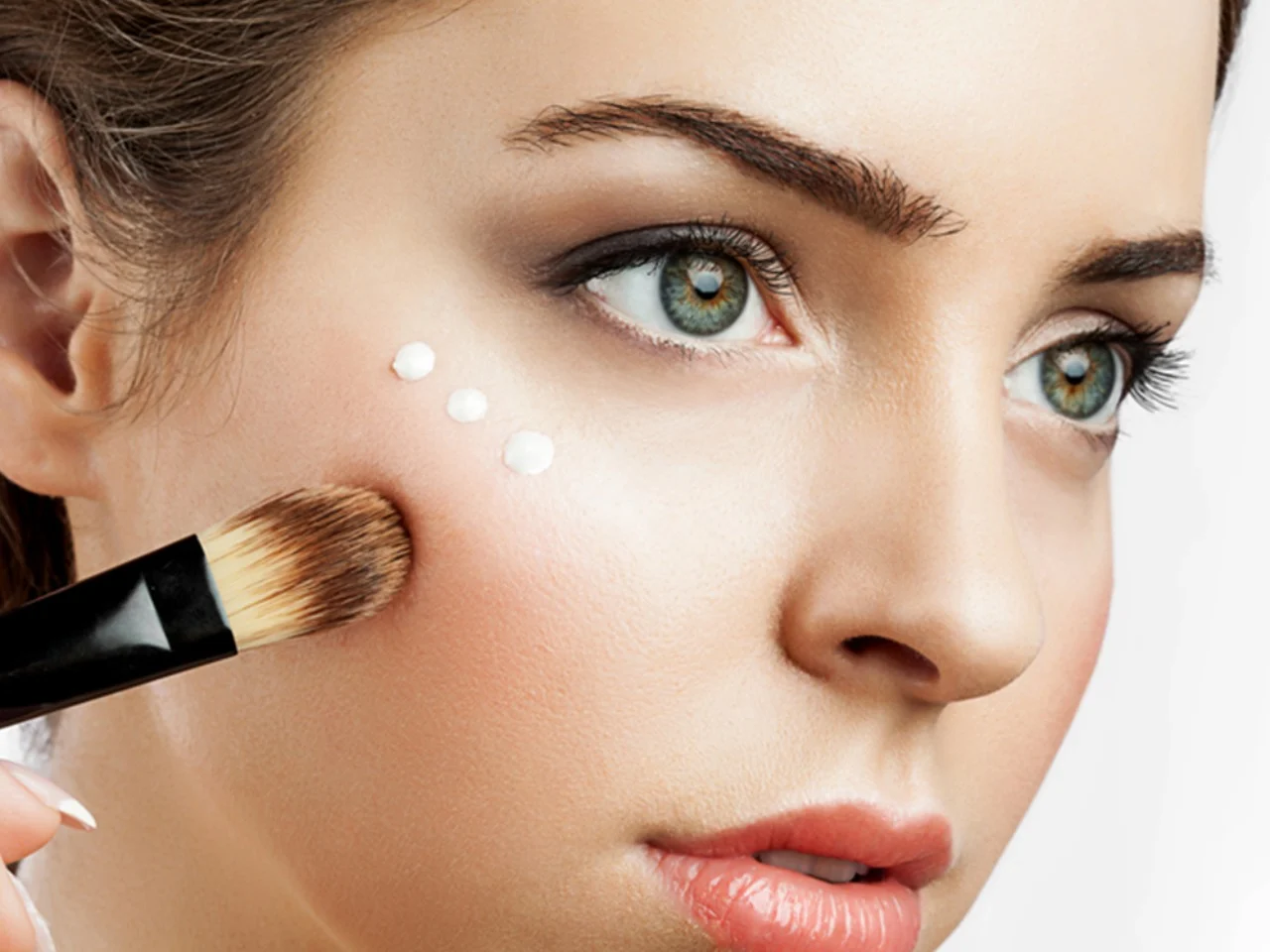 Rahasia Makeup Anti Geser: 7 Kesalahan Fatal Saat Retouch Wajah yang Harus Dihindari