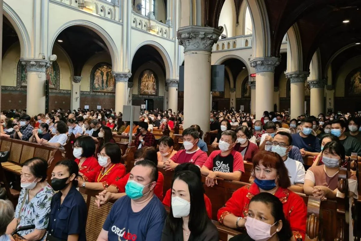 Ratusan Umat Katolik Mengisi Gereja Katedral Jakarta pada Sesi Terakhir Jumat Agung dengan Kekhusyukan Mendalam