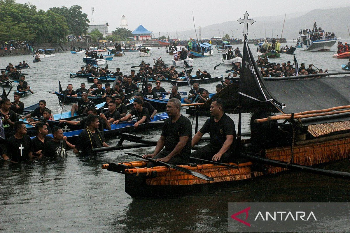 Ribuan Warga Larantuka Meriahkan Prosesi Arak‑Arakan Tuan Meninu di Laut: Tradisi Semana Santa yang Memukau