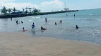 Ribuan Wisatawan Padati Pantai Carita, Liburan Paskah 2026 Menjadi Magnet Pariwisata Banten Ribuan Wisatawan Padati Pantai Carita, Liburan Paskah 2026 Menjadi Magnet Pariwisata Banten