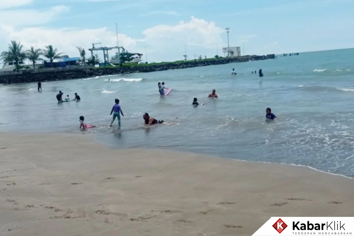 Ribuan Wisatawan Padati Pantai Carita, Liburan Paskah 2026 Menjadi Magnet Pariwisata Banten