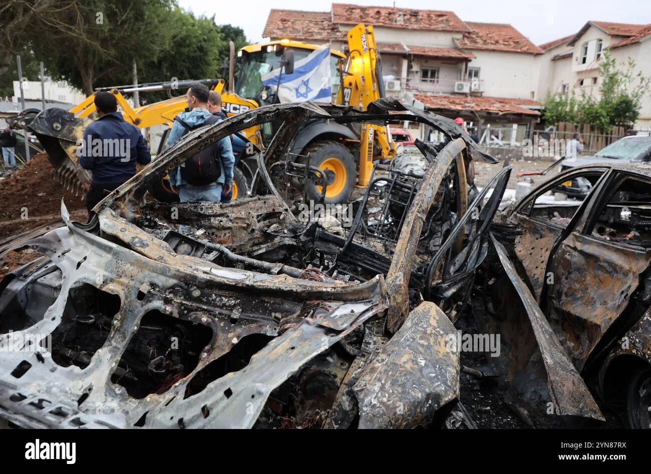 Rudal Iran Menabrak Petah Tikva, Ribuan Kendaraan Terdampar di Tengah Kebakaran