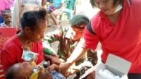 Satgas Yonif 136/TS Gencar Berikan Layanan Kesehatan Gratis di Distrik Ilu, Papua