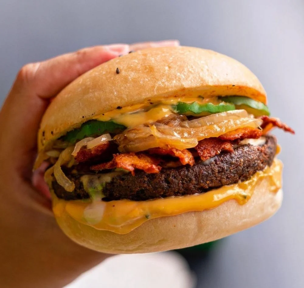 Sensasi Burger Vegan Juicy & Nugget Rasa Kaviar di Artotel Harmoni: Menu Nabati yang Bikin Ketagihan