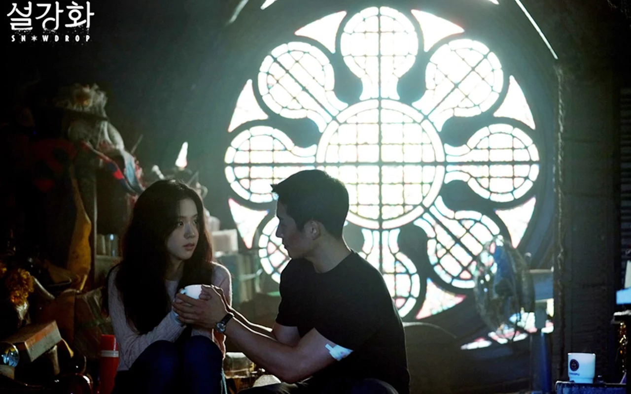 Seo In Guk Ungkap Tantangan Syuting Ciuman Panas dengan Jisoo BLACKPINK di Tengah Cuaca Dingin