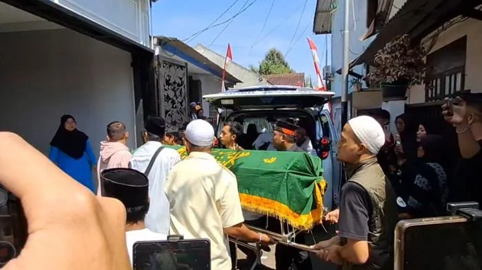 Suasana Haru di Rumah Duka Kopda Anumerta Farizal Rhomadon, Kulonprogo Menanti Kedatangan Jenazah