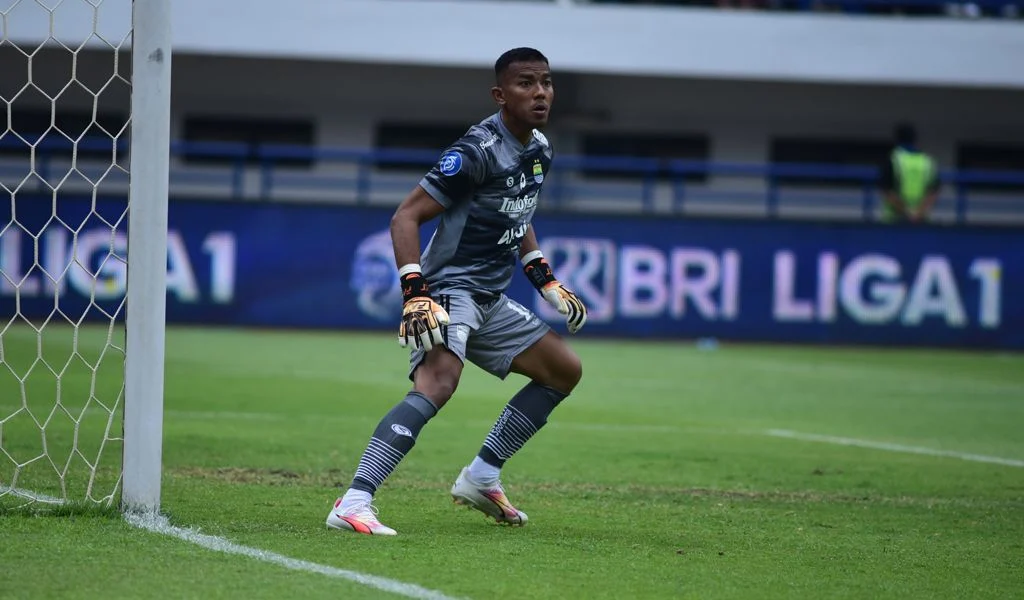 Teja Paku Alam Cetak Rekor 16 Clean Sheet Musim Ini, Puji Soliditas Pertahanan Persib Bandung