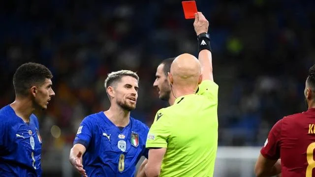 Thierry Henry Kecam Kedudukan Wasit: Kartu Merah Pau Cubarsi Dinilai Gegabah di Laga Barcelona vs Atletico Madrid