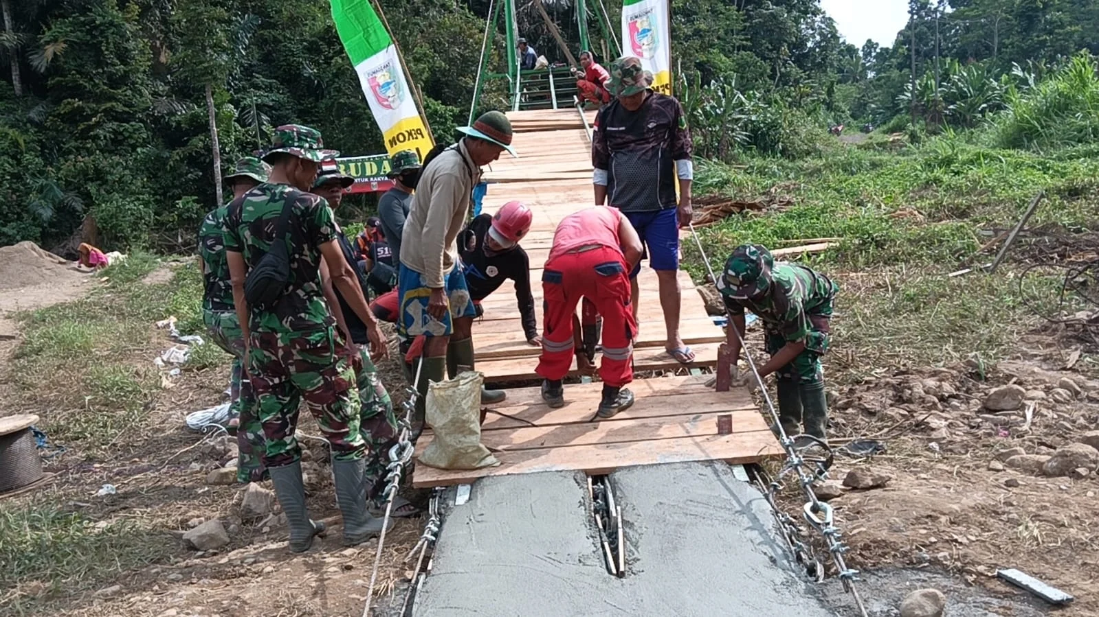 TNI Percepat Akses Warga Terpencil di Tapin dengan Pembangunan Jembatan Garuda