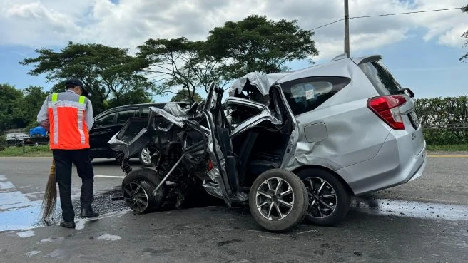 Toyota Rush Bentrok Fortuner di Jalan Raya Merak Cilegon, Kerusakan Parah dan Lalu Lintas Terganggu