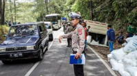 Tragedi di Jalan Raya Bandung-Cirebon: Truk Menimpa Motor, Ayah Meninggal, Anak Terancam Kritis