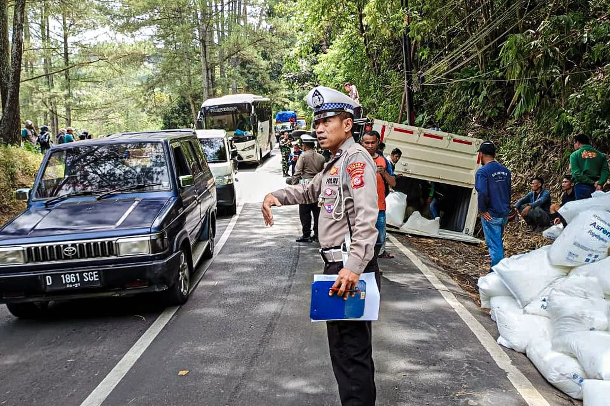 Tragedi di Jalan Raya Bandung-Cirebon: Truk Menimpa Motor, Ayah Meninggal, Anak Terancam Kritis