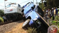 Tragedi di Persimpangan Asahan: Minibus Mati Mesin Ditabrak Kereta Api Putri Deli, Sopir Langsung Melompat