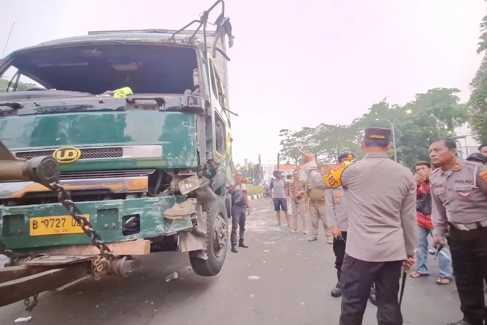 Truk Menabrak Motor di Kalideres, Fatalitas Tinggi Tinggalkan Korban Meninggal