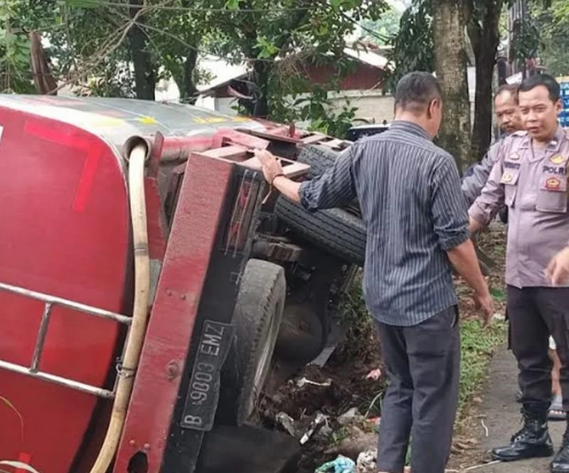 Truk Tangki Air Terguling di Jalan Mojosari‑Krian, Sopir Mengantuk Jadi Penyebab Utama