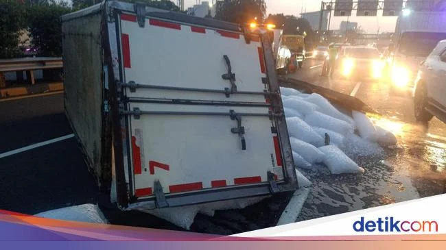 Truk Terguling di Gianyar, Muatan Es Membeku Berserakan di Jalan Raya Bypass Dharma Giri