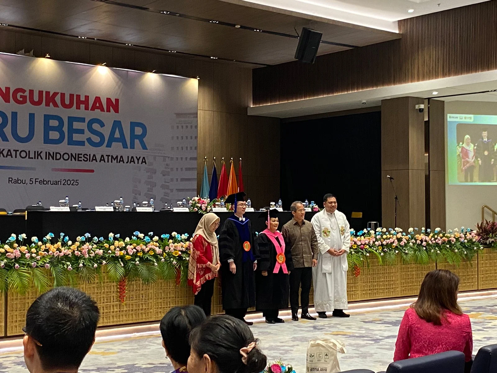 Unika Atma Jaya Resmikan Dua Guru Besar Baru di Bidang Linguistik dan Manajemen Berkelanjutan