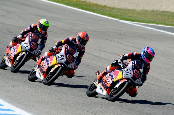 Veda Ega Pratama kembali menantang Jerez: Dari start P15 ke podium ketiga di Red Bull Rookies, kini bersiap di Moto3 2026