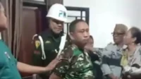 Viral! Perkelahian 5 Oknum TNI dan 2 Polisi dengan Pengunjung di Hiburan Malam Toraja Utara Pecah Heboh Viral! Perkelahian 5 Oknum TNI dan 2 Polisi dengan Pengunjung di Hiburan Malam Toraja Utara Pecah Heboh